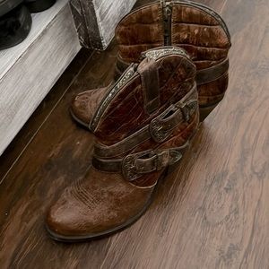 Dingo booties size 7